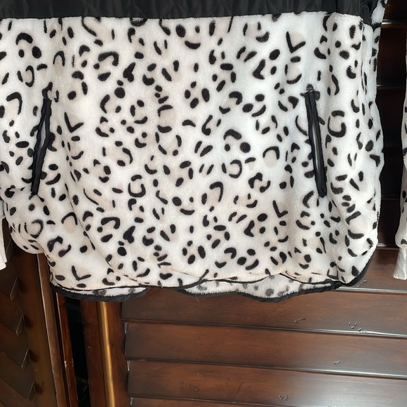 Amaryllis Tunic Length White Leopard Fleece Medium Top VGUC - Picture 3 of 4